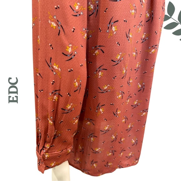 🛍️3/$40 EDC Rust Orange Floral Print Blouse Lightweight Patterned Blouse Medium - Picture 5 of 6